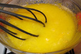 перемішуємо компоненти для лимонного крему на водяній бані