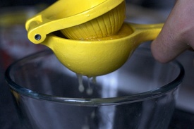 видавити сік лимона