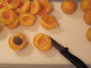 розрізаємо абрикоси навпіл і видаляємо кісточку