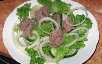 салат з яловичини з огірками