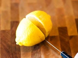 розрізаємо лимон навпіл