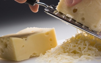 натираємо сир на тертці