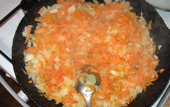 смажимо моркву з цибулею