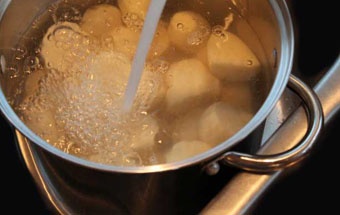 заливаємо картоплю водою