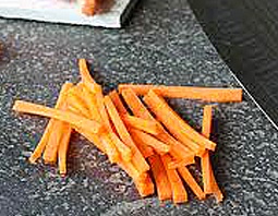 нарізаємо моркву на шматочки