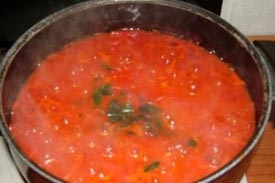 тушкуємо томатний соус
