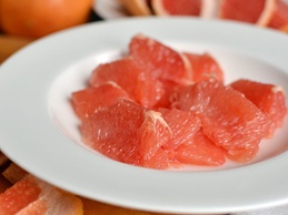 очищаємо грейпфрут від шкірки