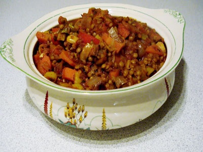 сочевиця з овочами в салатниці