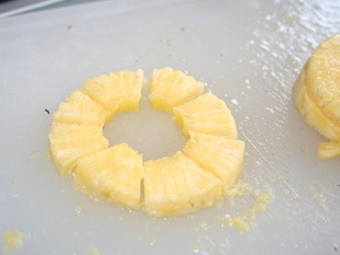 подрібнюємо ананасові колечка
