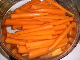 очищаємо моркву від шкірки
