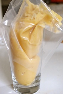 перелити тісто в харчовій пакет або кондитерський шприц