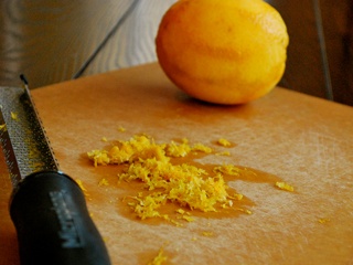 натираємо шкірку апельсина