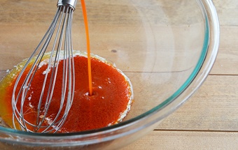 перемішуємо вершкове масло з гострим томатним соусом