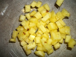 подрібнюємо кільця ананасів