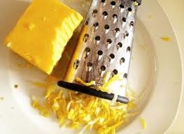 натираємо на тертку сир
