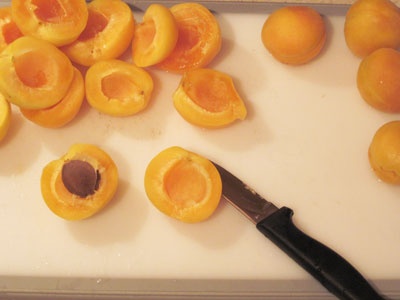 абрикоси на дошці