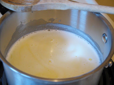 молоко в сотейнику