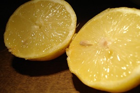 розрізаємо лимон на дві половинки
