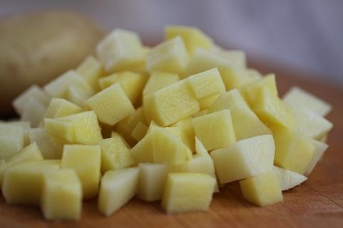 нарізану кубиками картоплю