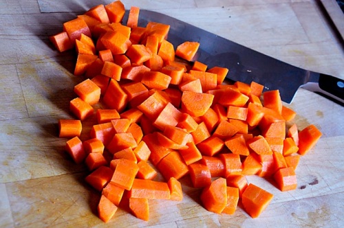 нарізана кубиками моркву