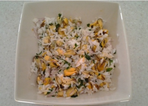 готовий салат з мідіями і рисом
