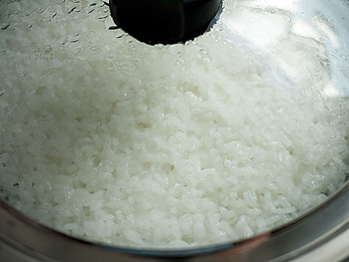 сковорода з рисом під кришкою