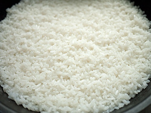 готовий рис на сковороді