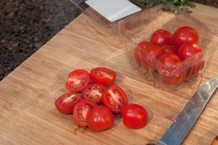 нарізані помідори черрі