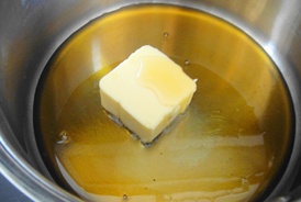 розтоплюємо вершкове масло з медом