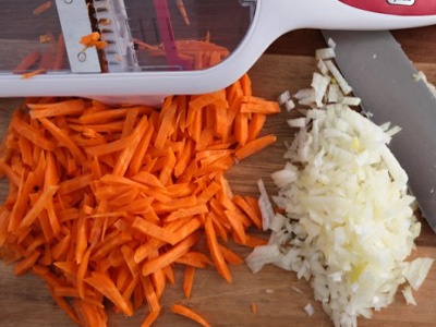 нарізка моркви і цибулі