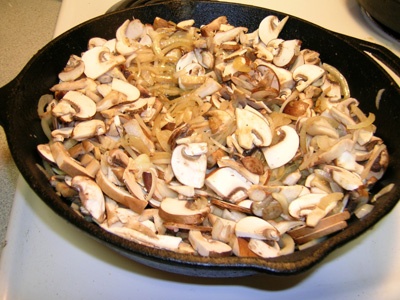 цибулю з грибами на сковорідці