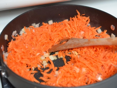 лук і морквовь на сковороді