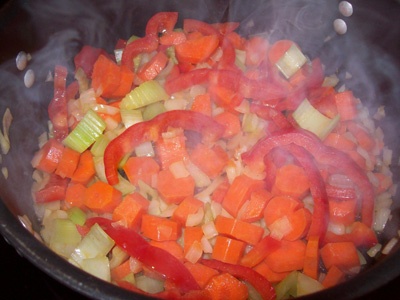цибулю, моркву і перець в сковороду