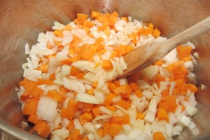 цибулю і моркву в каструлі