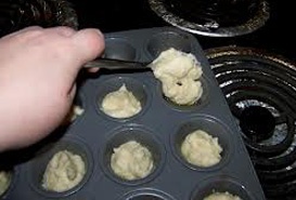викладаємо картопляне пюре у формочки для кексів