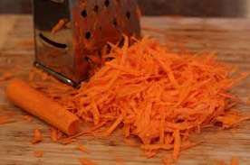 моркву натираємо на тертку
