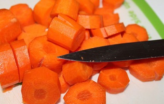 нарізаємо моркву на кружечки