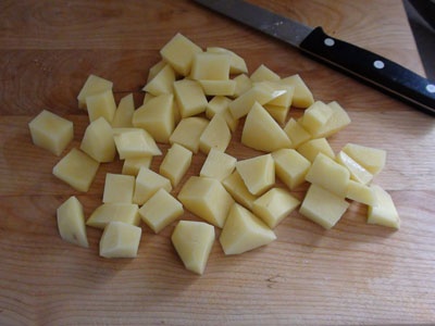 нарізаємо картоплю кубиками