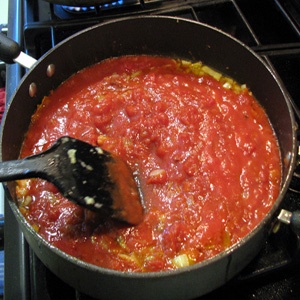 цибулю з томатом на сковороді