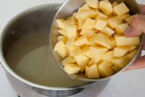картопля в каструлі