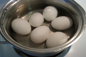 яйця в каструлі