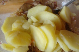картопля в мисці з овочами