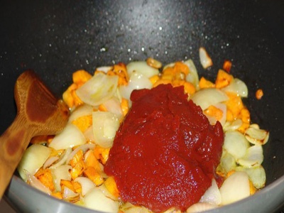 томатна паста з овочами