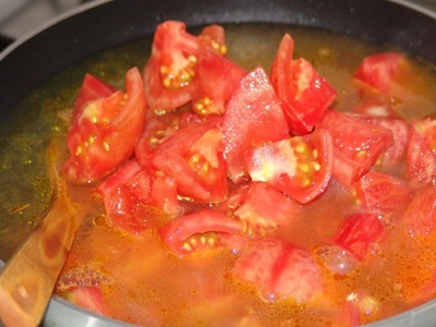 помідори в каструлі
