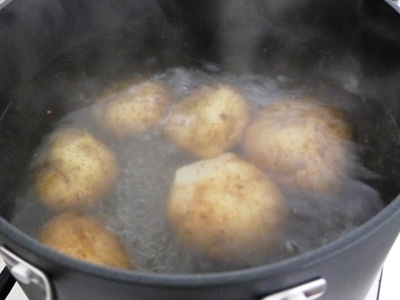 картопля в каструлі
