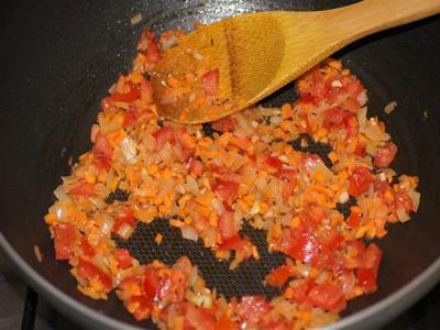сковорода з овочами і томатом
