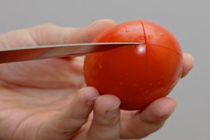 помідор в руці