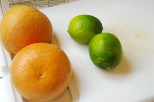 фрукти на столі