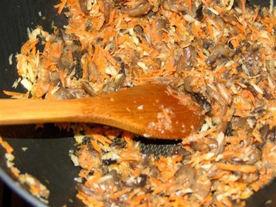 цибулю, моркву і гриби на сковороді