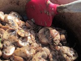 смажимо гриби з цибулею і часником